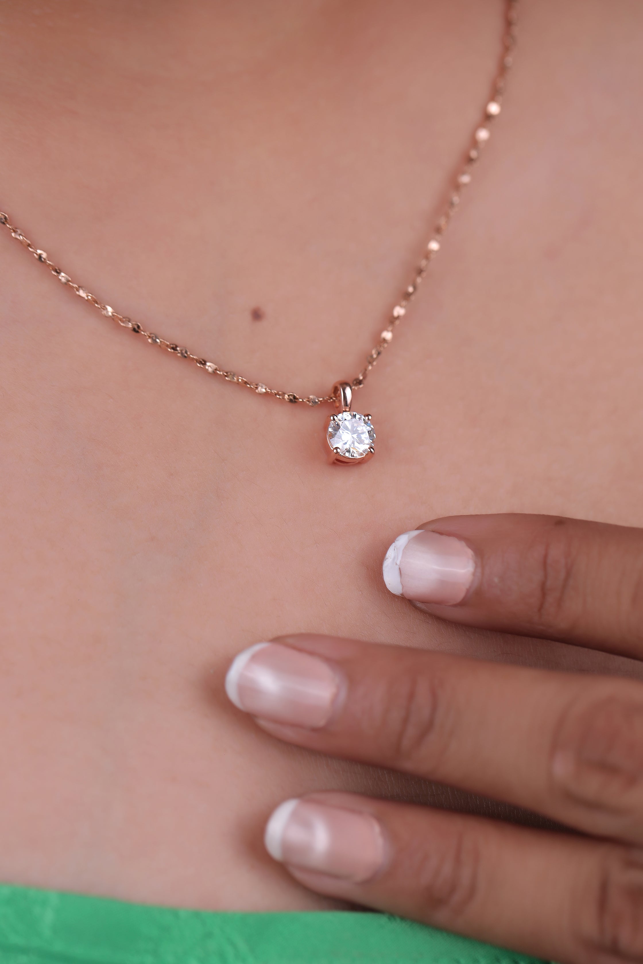 Riaagh 4 Prong 1ct Round Shape Solitaire Pendant