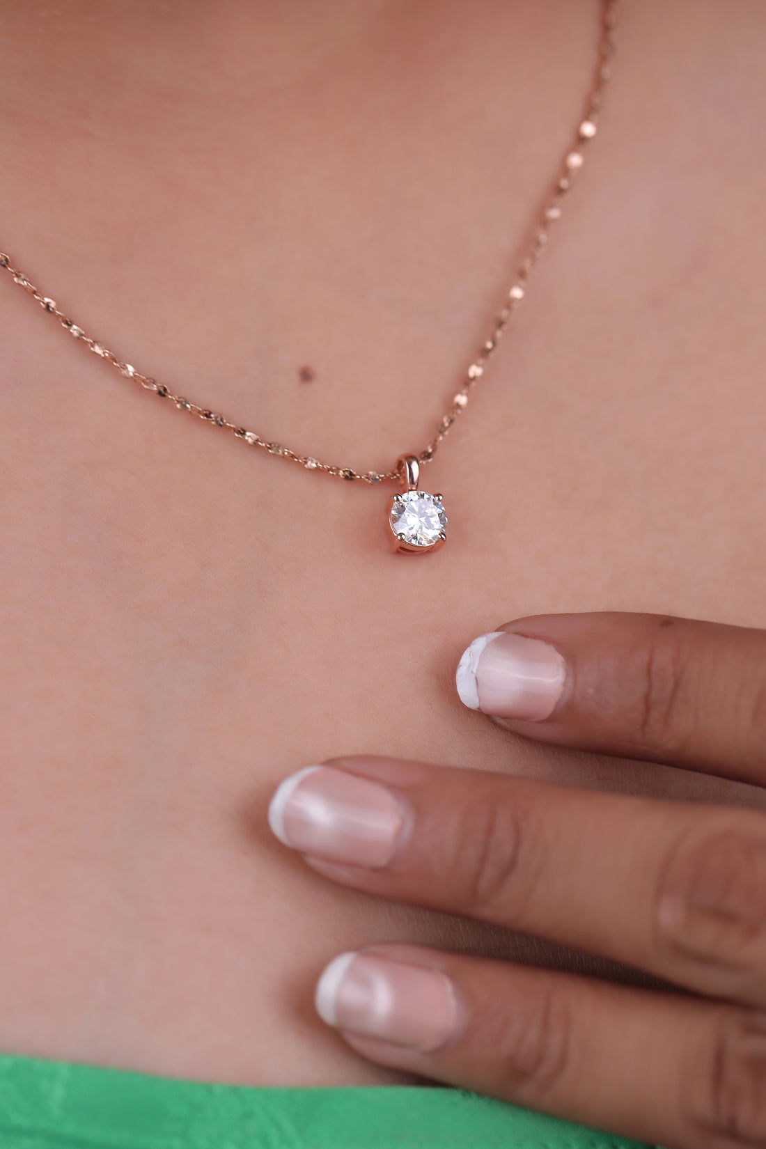 Riaagh 4 Prong 1ct Round Shape Solitaire Pendant