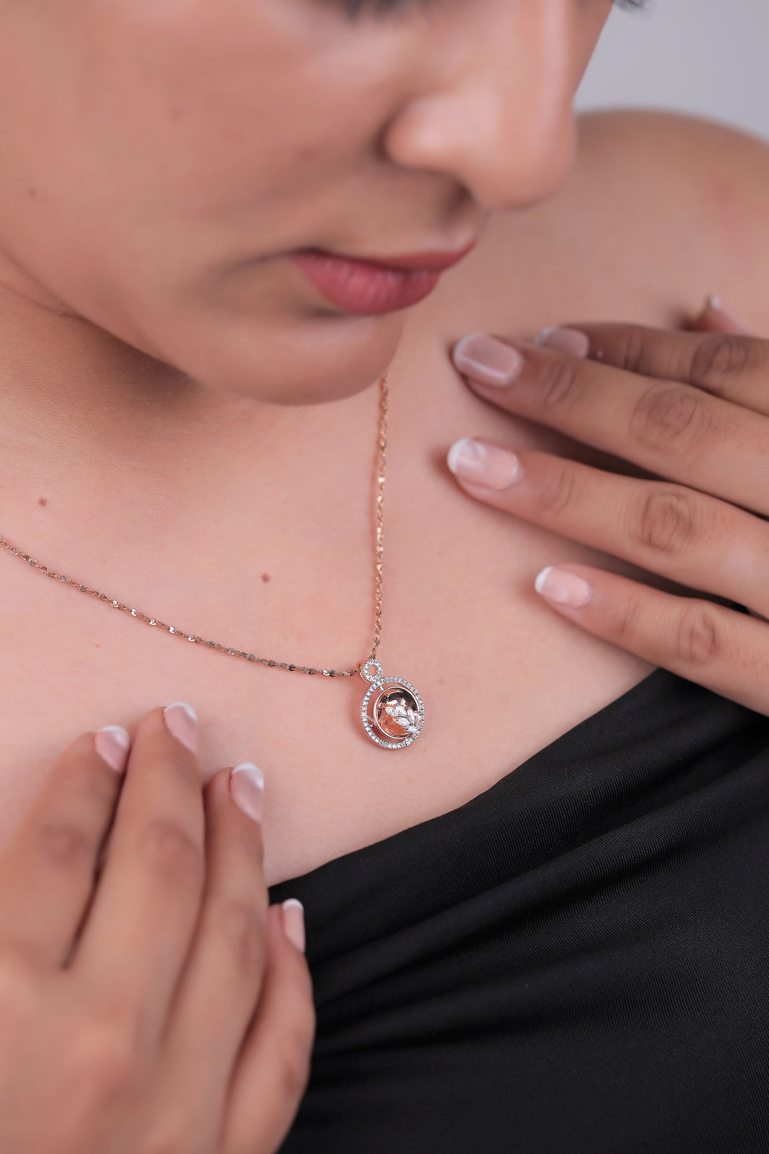 Riaagh Intricate Leaf Marquise Diamond Pendant Set