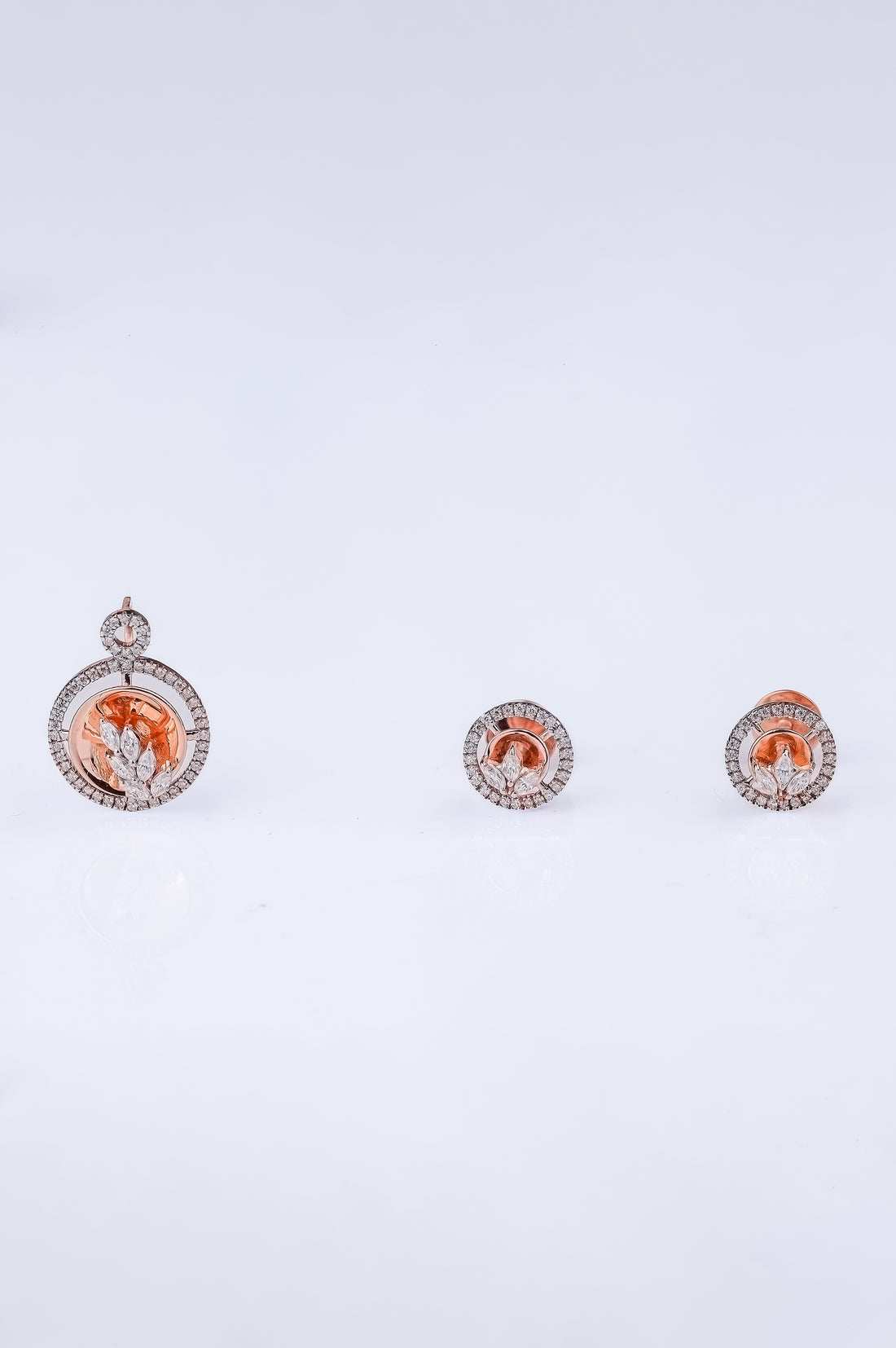 Riaagh Intricate Leaf Marquise Diamond Pendant Set